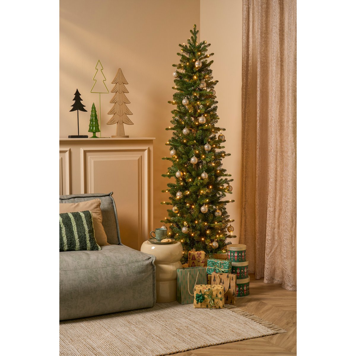 Harma Smalle Kunstkerstboom met LED Verlichting - H215 x Ø66 cm - Groen