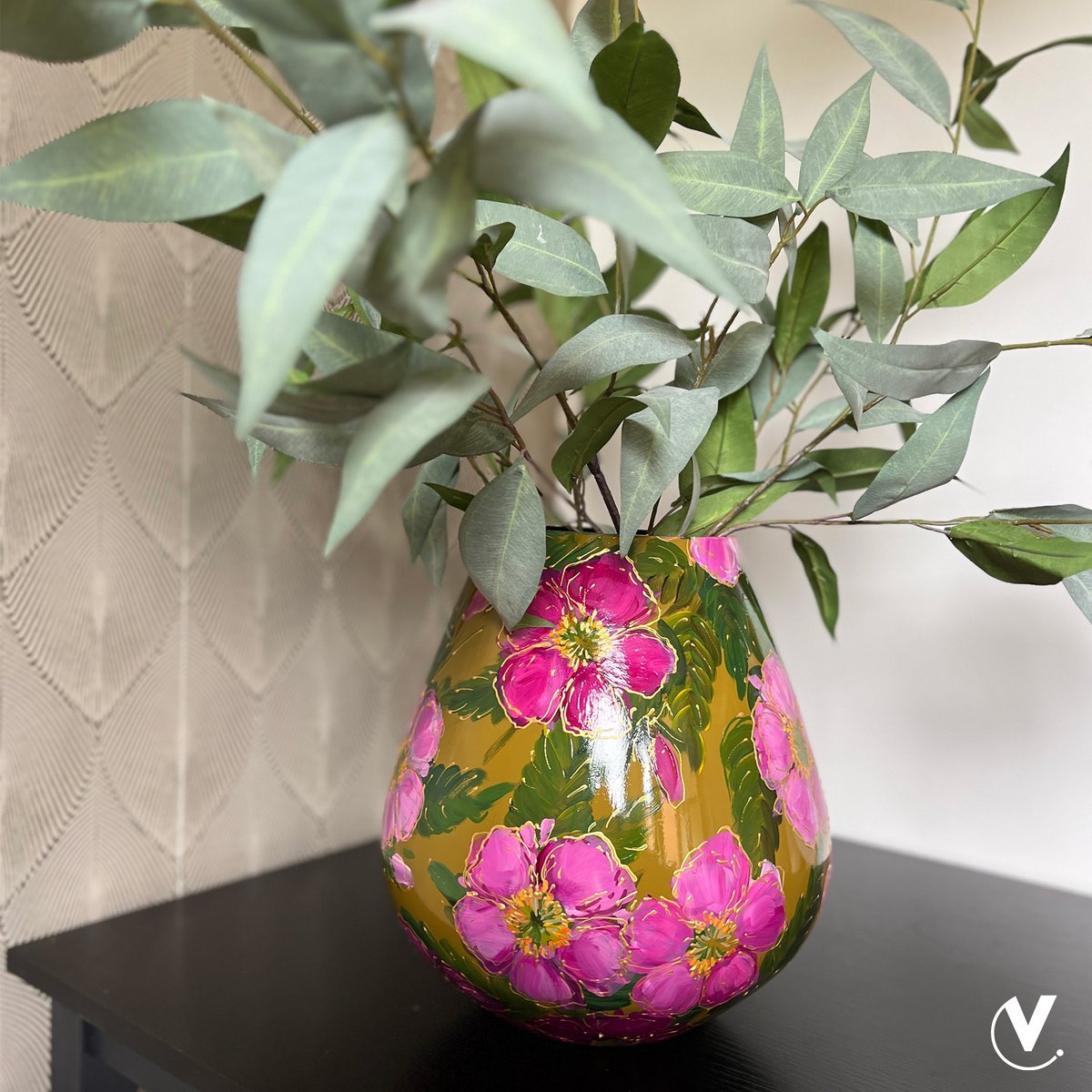 Handbeschilderde vaas - Tasman rosehip olive green