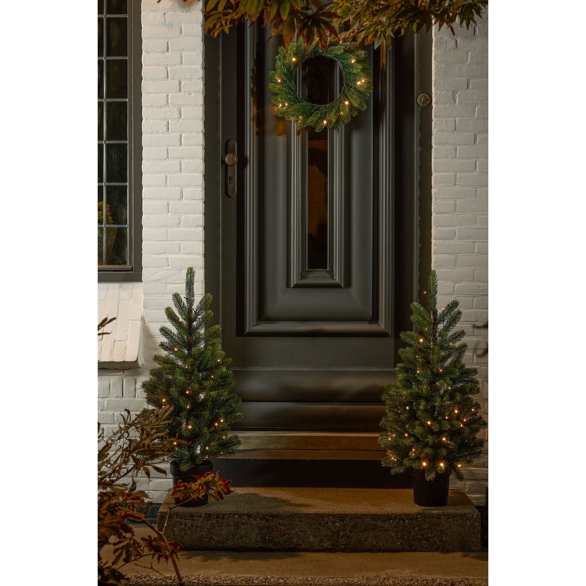 Nagoya Set van 2 Kerstbomen en 1 Kerstkrans voor Buiten met LED Verlichting en Timerfunctie - H90 x Ø45 cm - Groen